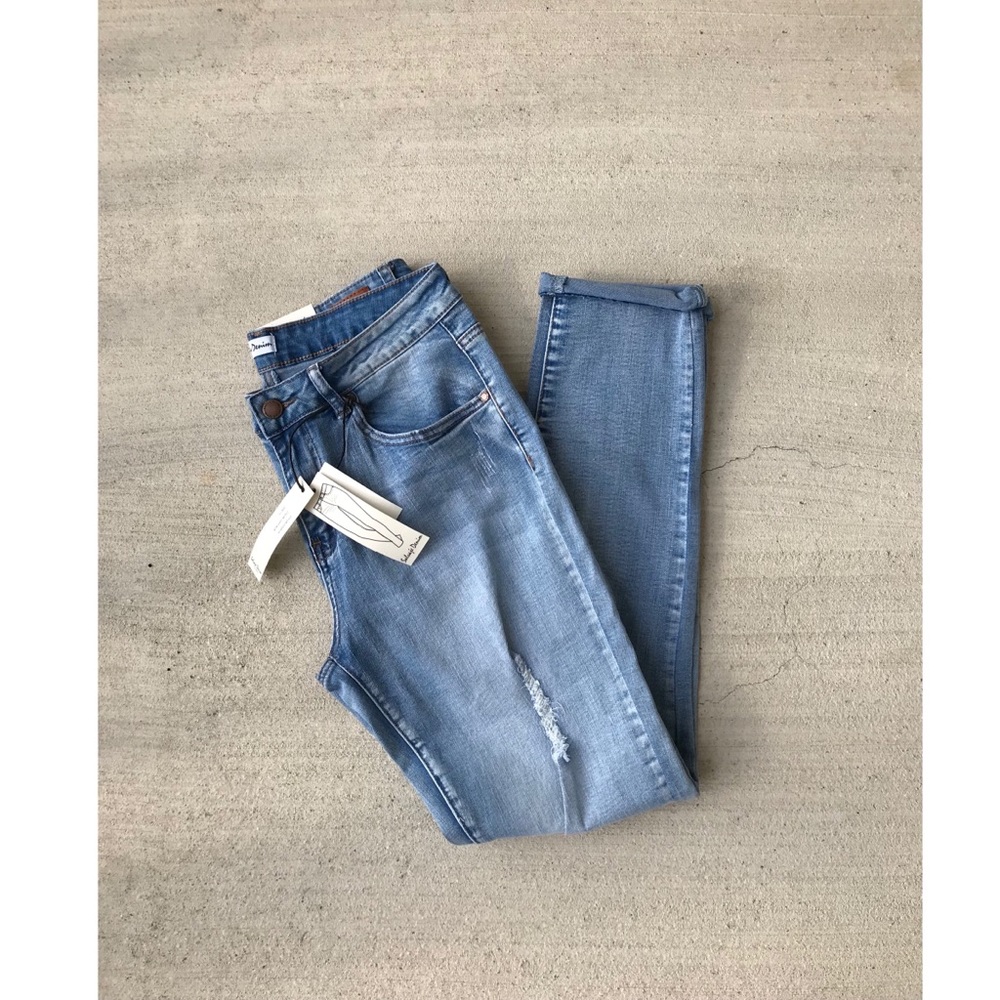 🦋Light Wash Distressed Jeans🎊